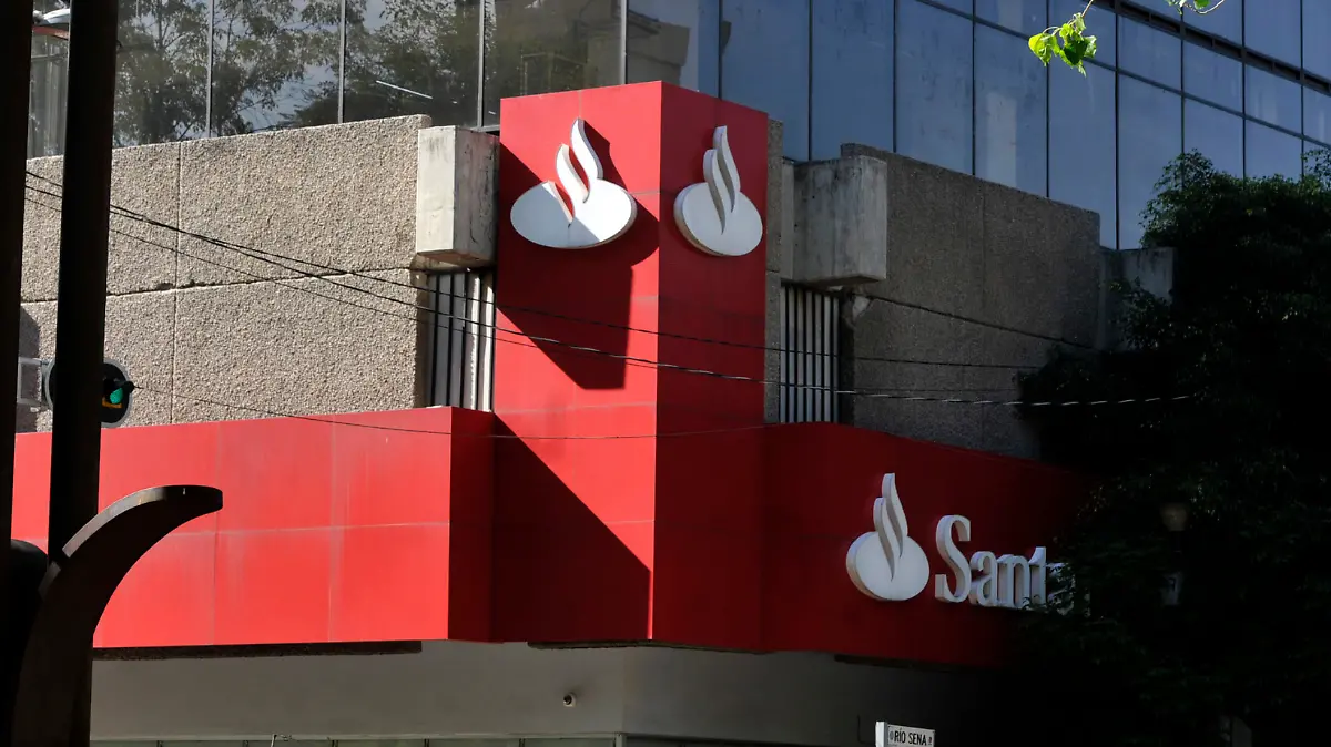 Santander refrenda su interés por participar en la compra de Banamex